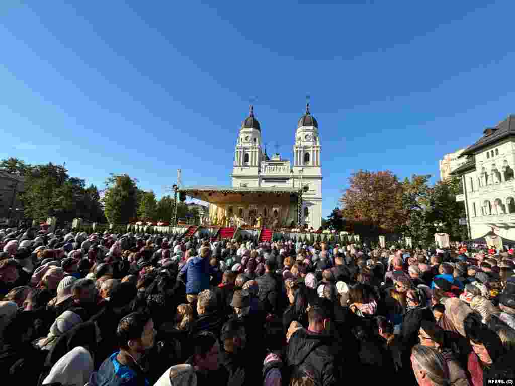 Mii de oameni ascultă slujba Sfintei Liturghii. La rând așteaptă alți 45.000 de pelerini să se închine la racla Cuvioasei. Prima menţiune în limba română despre Sf. Parascheva datează din 1643 și provine din „Cartea românească de învăţătură a Mitropolitului Varlaam al Moldovei”. 