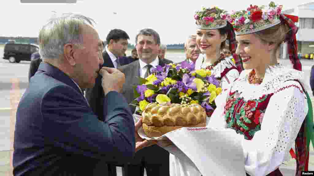 Қазақстан президенті Нұрсұлтан Назарбаевты да Минск әуежайында ежелгі дәстүр бойынша нан-тұзбен қарсы алды. Минск, 26 тамыз 2014 жыл.