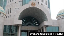 Главный вход в здание сената парламента в Астане.