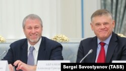 Архивска фотографија, Рускиот олигарх Роман Абрамович и извршниот директор на Евраз Александар Абрамов на средбата со рускиот претседател Владимир Путин во Москва