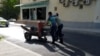 Ýaşaýjylar hojalyk gaz balonyny alyp barýar. Aşgabat (illýustrasiýa suraty)
