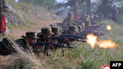 Soldați nord-coreeni se antrenează pe 11 septembrie 2024 la o bază a Armatei Populare Coreene (KPA) dintr-o locație nedezvăluită din Coreea de Nord. Fotografie de arhivă.