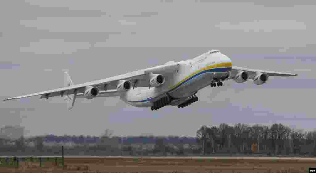 Ураїнський літак Ан-225 «Мрія» вилітає з аеропорту «Київ-Антонов» для виконання низки комерційних рейсів. Цей літак є найбільшим у світі. Київ, 10 листопада 2016 року