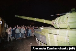 Lituanienii încearcă să oprească un tanc sovietic în apropierea principalului releu de radiodifuziune din Vilnius la 13 ianuarie 1991.