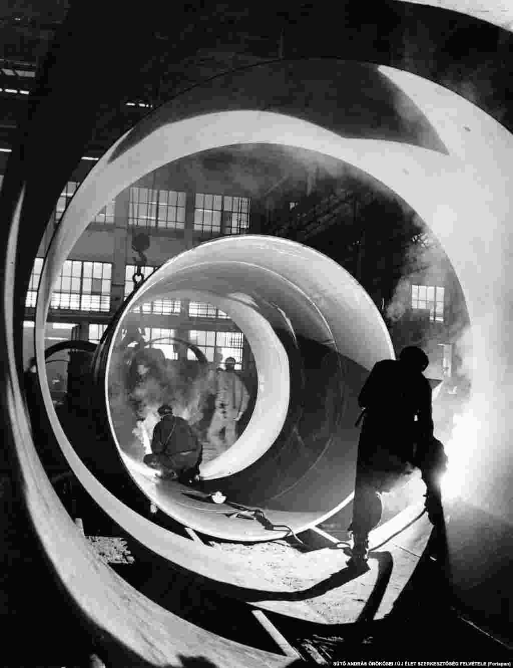 Sudori muncind la Fabrica de mașini Vulcan din București (1973). 