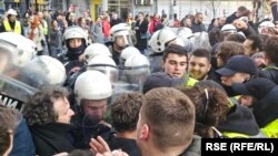 Туркање меѓу полицијата и студентите кои го блокираа влезот на РТС, Белград, 16 април 2025 година