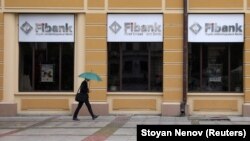 Илустрација: Човек поминува пред банка во Софија