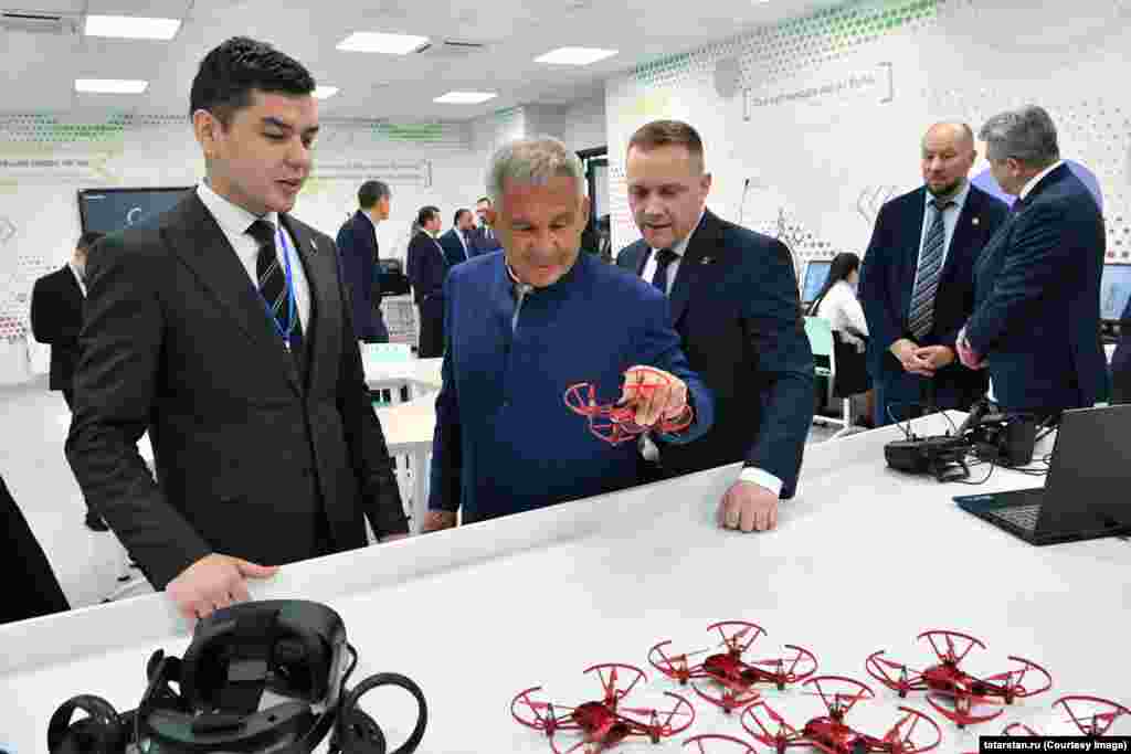 Татарстан президенты Рөстәм Миңнеханов Казанның Ш.Мәрҗани исемендәге 2нче гимназиясендә дрон карый