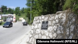 "Grad Sarajevo ima nultu stopu tolerancije za presuđene ratne zločince", izjavila je gradska vijećnica Alma Čengić. Boračka organizacija Istočno Novo Sarajevo postavila je 2014. godine na Vracama spomen-ploču posvećenu Ratku Mladić, osuđenom za ratni zločin i genocid. 