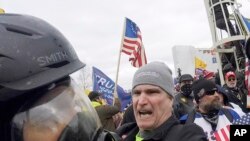 Americanii vor merge la vot în toamnă cu amintirea încă nu chiar așa de veche a problemelor de după ultimul scrutin, când suporterii învinsului Donald Trump au luat cu asalt clădirea Congresului, la 6 ianuarie 2021. (AP Photo/Julio Cortez, File)