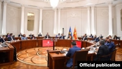 Заедничка седница на владите на Северна Македонија и на Косово. Дел од учесниците не носат маски.
