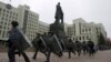 За даними правозахисного центру «Весна», в Білорусі за час передвиборчої кампанії, виборів і акцій протесту було порушено кримінальні справи за політичними мотивами проти щонайменше 950 людей