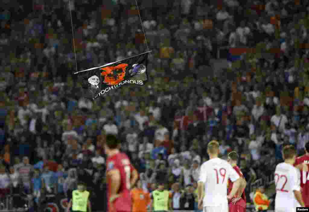 Albanska zastava koju nosi mala letelica na daljinsko upravljanje iznad terena Stadiona Partizana u Beogradu.
