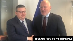 Цацаров се ръкува с Тимерманс в Брюксел.