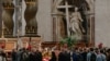 Credincioși aduc un ultim omagiu Papei Francisc la Bazilica Sfântul Petru (San Petro), 24 aprilie 2025. 