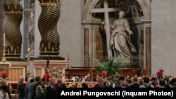 Credincioși aduc un ultim omagiu Papei Francisc la Bazilica Sfântul Petru (San Petro), 24 aprilie 2025. 
