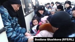 Полицейские насильно сажают в автобус участников протеста. Астана, 6 марта 2014 года. 