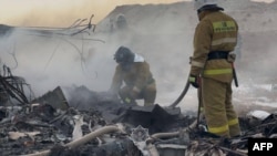 Echipele de salvatori din Kazahstan, la locul prăbușirii unui avion de pasageri lângă Aktau pe 25 decembrie.