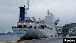 Nava Silver Dania, cu proprietar norvegian, suspectată de sabotaj împotriva unui cablu submarin, este adusă pentru cercetări în portul Tromso, la 31 ianuarie 2025.