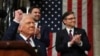 Donald Trump își începe discursul în fața Congresului. În spatele lui, vicepreședintele JD Vance și președintele Camerei Reprezentanților, Mike Johnson. Washington, 4 martie.