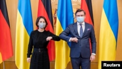 Міністерка закордонних справ Німеччини Анналена Бербок зі своїм українським колегою Дмитром Кулебою. Київ, 17 січня 2022 року 