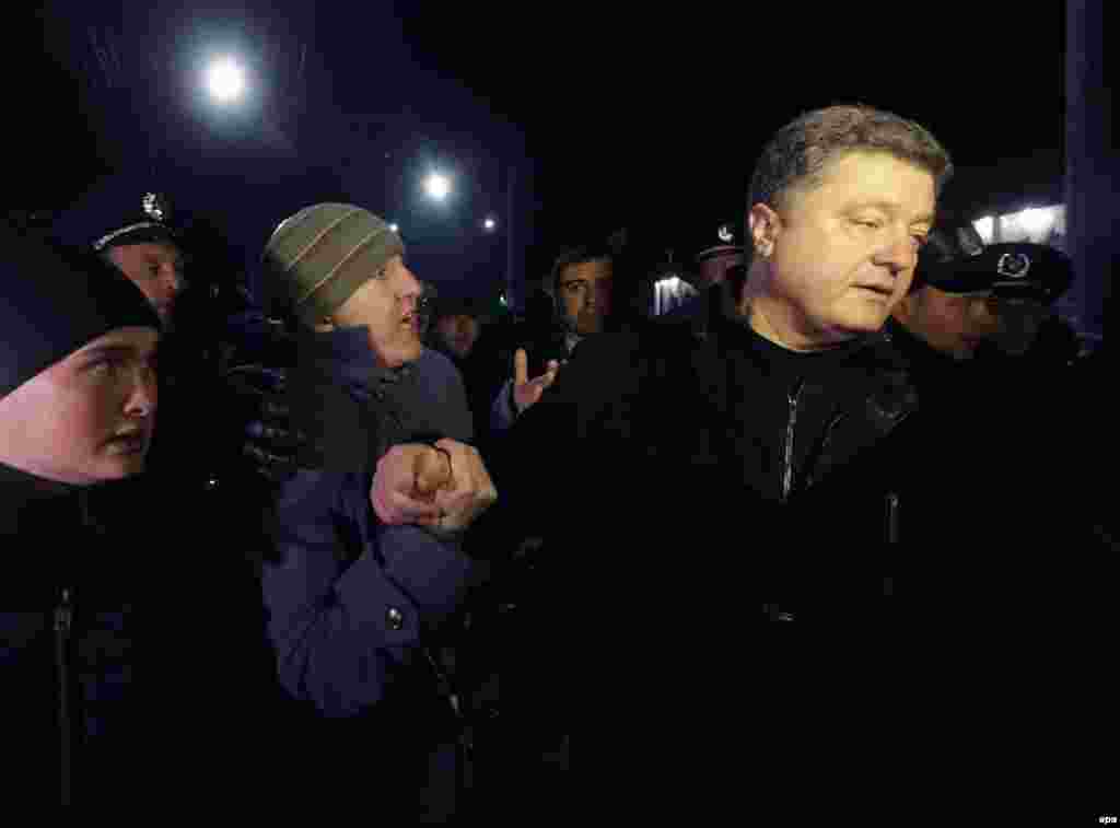 Петро Порошенко прилетів до Сімферополя для проведення переговорів із владою автономії. Група проросійських активістів не пустила його в будівлю парламенту Кримської автономії. 28 лютого 2014 року