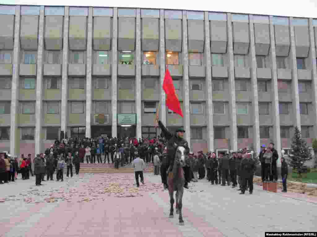 2010-жылдын 6-апрелинде Талас облустук администрациясынын алдына чогулган оппозиция тарапкерлери өлкөдөгү экинчи бийлик алмашууга жол ачышкан. 