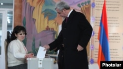 Armenia -- President Serzh Sarkisian votes in a constitutional referendum, Yerevan, 6Dec2015