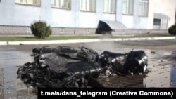 Rămășițe ale unei drone rusești căzute pe teritoriul unei școli ucrainene din regiunea Kiev, în urma atacurilor Rusiei asupra Ucrainei din 18 martie.