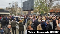 Građani su okružili štandove SNS-a kod Kalenić pijace, Beograd, 23. mart 2025.