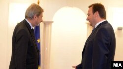 Архивска фотографија - Средба на премиерот Емил Димитриев со еврокомесарот Јоханес Хан во Скопје.