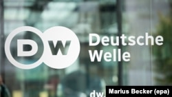 Бонндогу Deutsche Welle медиасынын баш кеңсесиндеги жазуу. 26-сентябрь, 2016-жыл. 