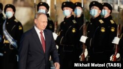 „Наспроти Кина, руските дезинформации ретко се обидуваат да направат Русија да изгледа добро пред странската публика“, вели Едвард Лукас од Центарот за анализа на европската политика. 