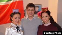 Ильяс Ямбаев (уртада) Кәрим Тинчурин театры артистлары белән