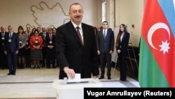 Ադրբեջանի նախագահ Իլհամ Ալիևը Բաքվի ընտրատեղամասերից մեկում քվեարկում է 2018 թվականի ապրիլի 11-ի արտահերթ նախագահական ընտրություններում 