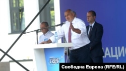 От изградената за конференцията на ГЕРБ трибуна в "София Тех Парк" Борисов обяви, че сред обсъжданите варианти в момента е такъв, при който той да подаде оставка, но правителството да продължи да управлява