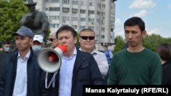 "Демократиялық партия" құрғысы келетін бастама топ жетекшісі Жанболат Мамай (ортада) мен белсенді Дәурен Достияр (оң жақта). Мамыр айы, 2021 жыл.