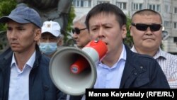 Жер реформасына қарсылық танытып тұрған "Демпартия" жетекшісі Жанболат Мамай мен оның жақтастары. Мамыр, 2021 жыл.