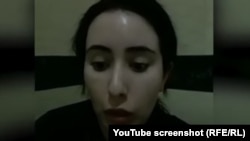 Принцеса Латифа в кадър от излъченото по Би Би Си видео, заснето в банята на вилата, в която разказва, че е държана в плен по заповед на баща си, шейх Мохамед бин Рашид ал Мактум