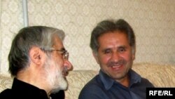 سید علی موسوی حبیبی (راست) در کنار میرحسین موسوی