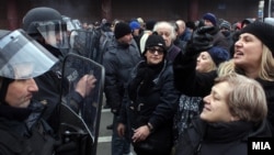Протести пред и околу Собранието на Република Македонија каде се наоѓаат неколку илјади луѓе, поддржувачи на власта и на опозицијата, дојдени за да извршат притисок за државниот буџет за 2013-та.