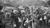 Kralj Petar I Karađorđević na volovskim kolima (desno), 1915.