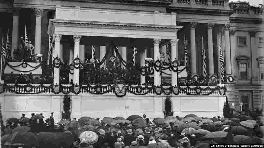 Na travnjaku i krovu Kapitola SAD-a okupio se veliki broj ljudi kako bi slušali inauguracijski govor predsjednika Herberta Hoovera 4. marta 1929. Datum inauguracija prvobitno je bio određen za 4. mart, ali kako bi se smanjio period prelazne vlasti između administracija, ustavnim amandmanom iz 1933. godine propisano je da će se buduće inauguracije održavati 20. januara. 