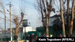 У ворот тюрьмы в поселке Заречный Алматинской области. Иллюстративное фото.