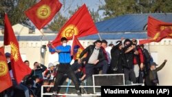 Люди протестуют против результатов парламентских выборов. Бишкек, 5 октября 2020 года.