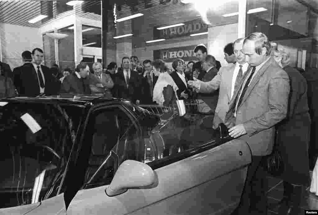 1993-cü il 29 aprel. Putin Sankt-Peterbuqrda bir mərasimdə Honda markalı maşına baxır.