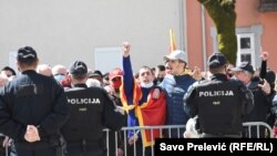 Полициски сили го обезбедуваат локалниот Парламент во Цетиње каде се одржува парламентарната седница