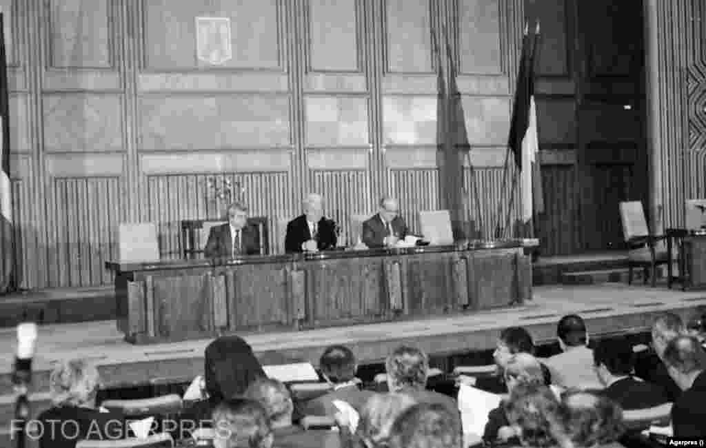 Legislatura 1992 - 1996 Senat: Președinte - Olíviu Gherman și, ulterior, Petre Roman (FDSN/PDSR) 