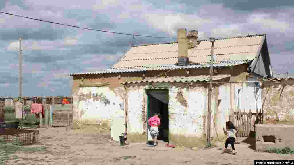 В ауле насчитывается 34 дома, большинство из них полуразрушенные.