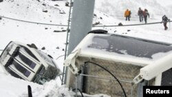 Поврежденные кабины канатной дороги, взорванной в Приэльбрусье